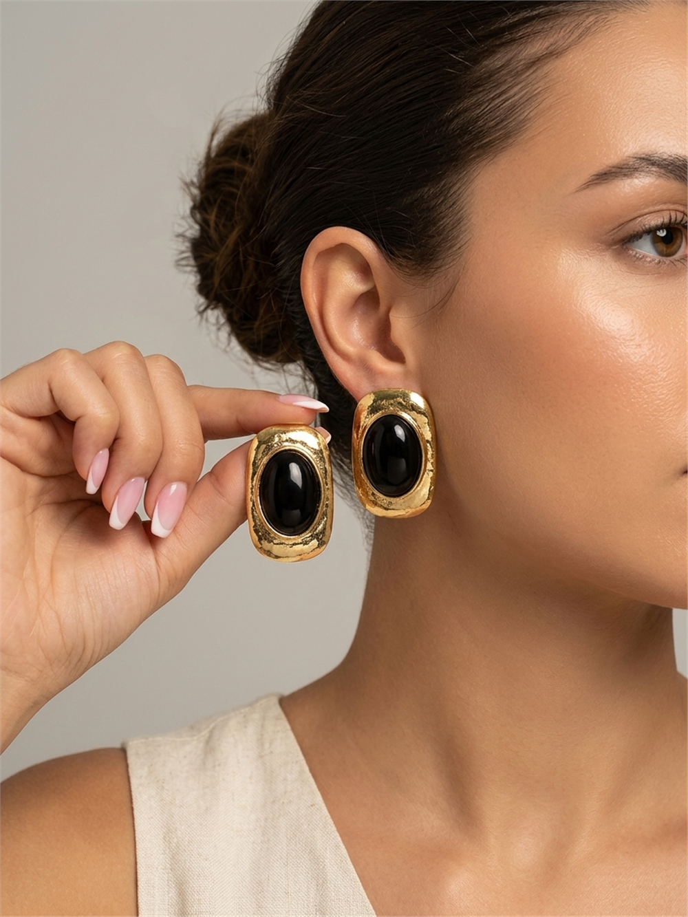 Siyah Taşlı Gold Çerçeveli Büyük Oval Küpe