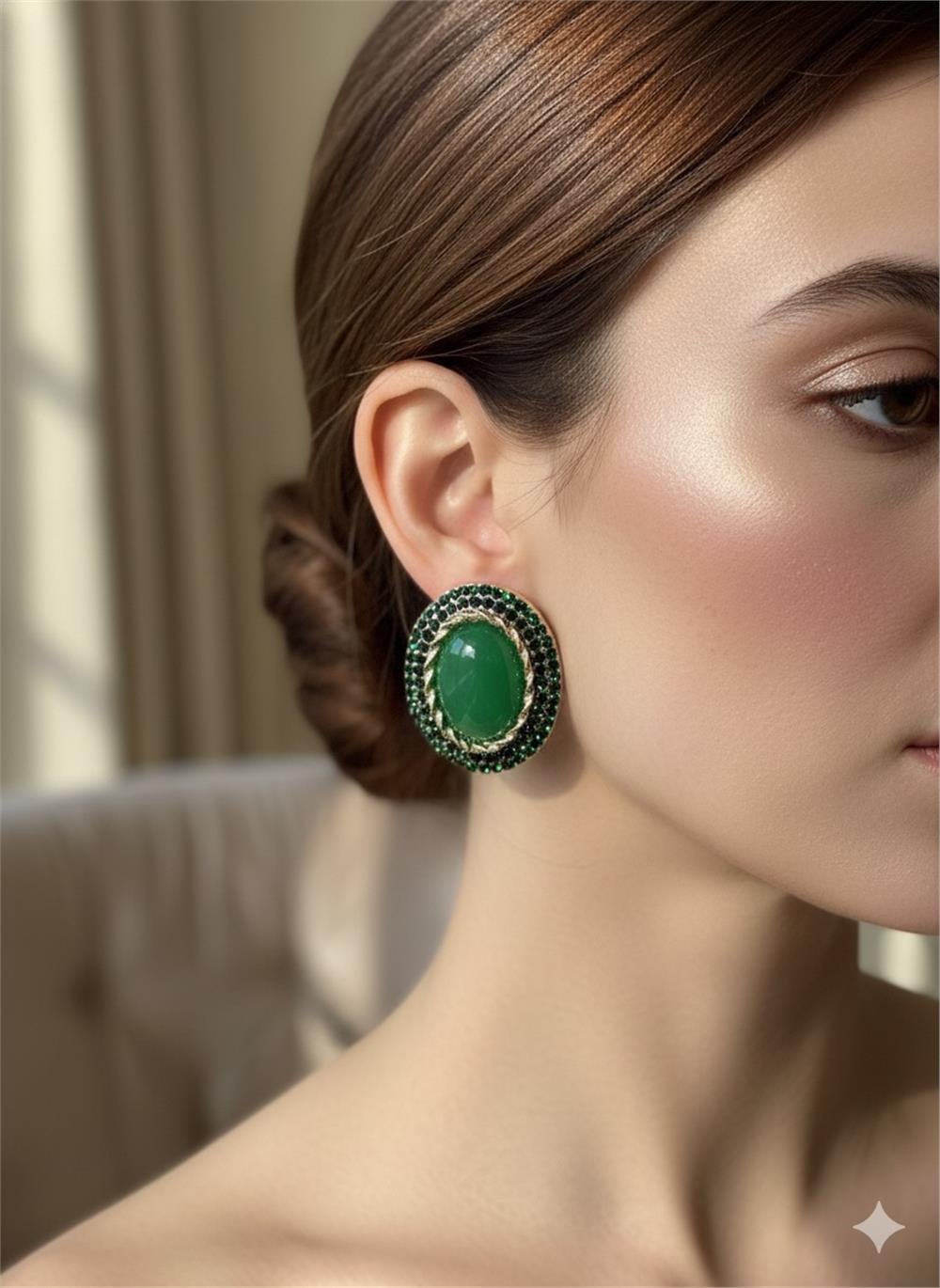 Yeşil Kristal Taşlı Gold Burgu Çerçeveli Vintage Küpe