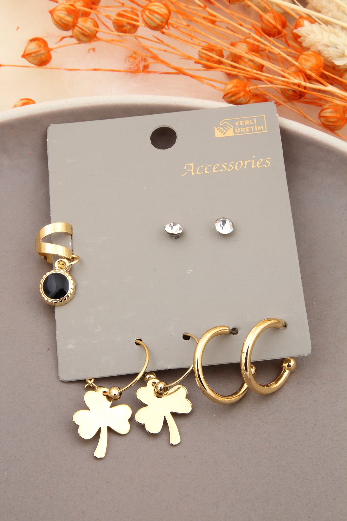 Yonca Figürlü Siyah Taşlı Piercing Küpe Seti