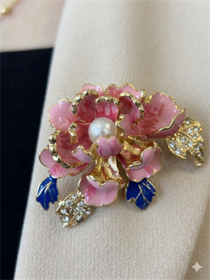 Pembe Çiçek ve İnci Detaylı Broş
