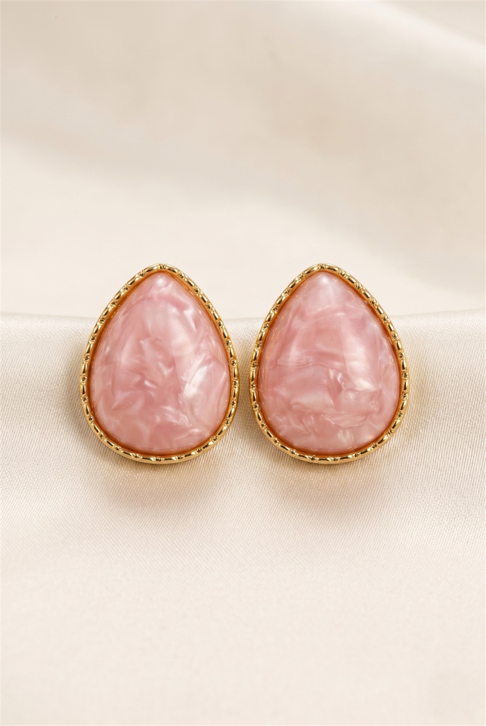Açık Pembe Sedefli Damla Formlu Gold Rengi Çerçeveli Çivi Küpe