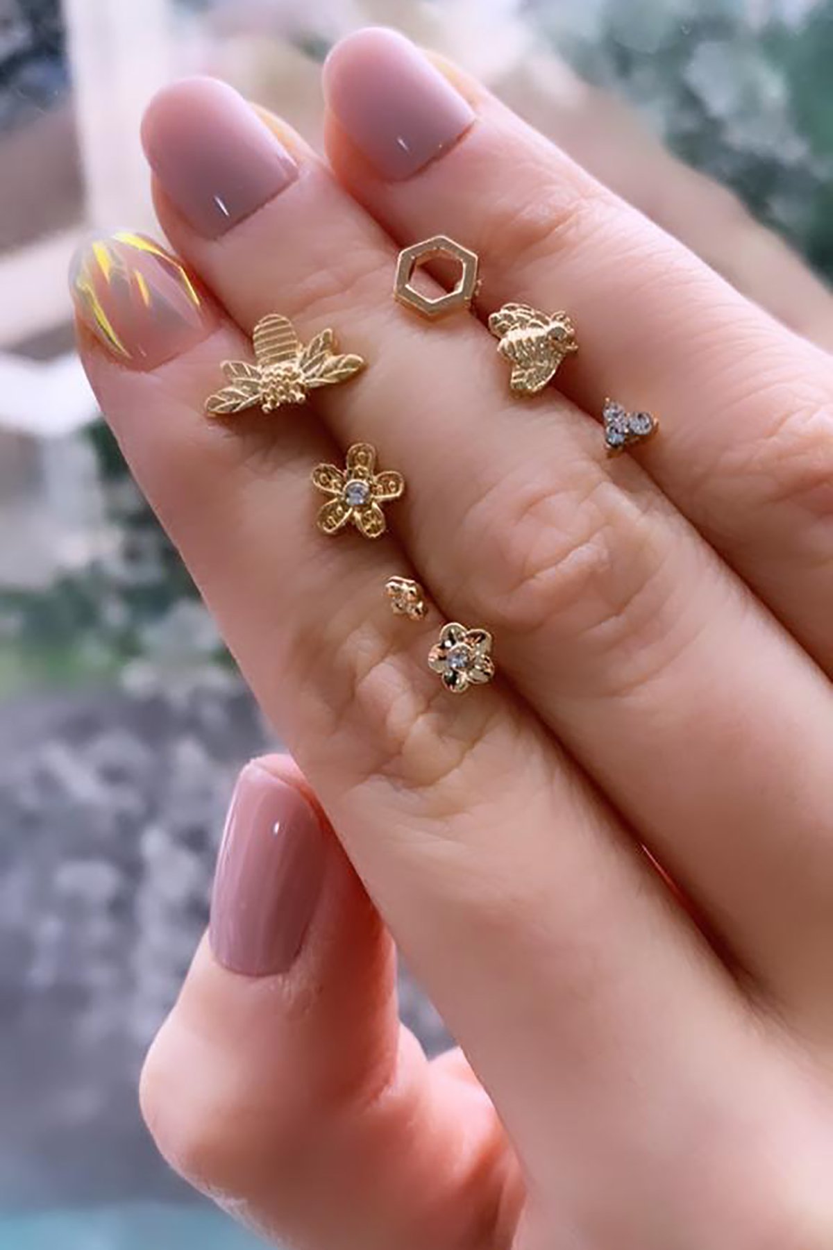 Arı ve Çiçek Figürlü 7 Adet Mini Küpe Seti