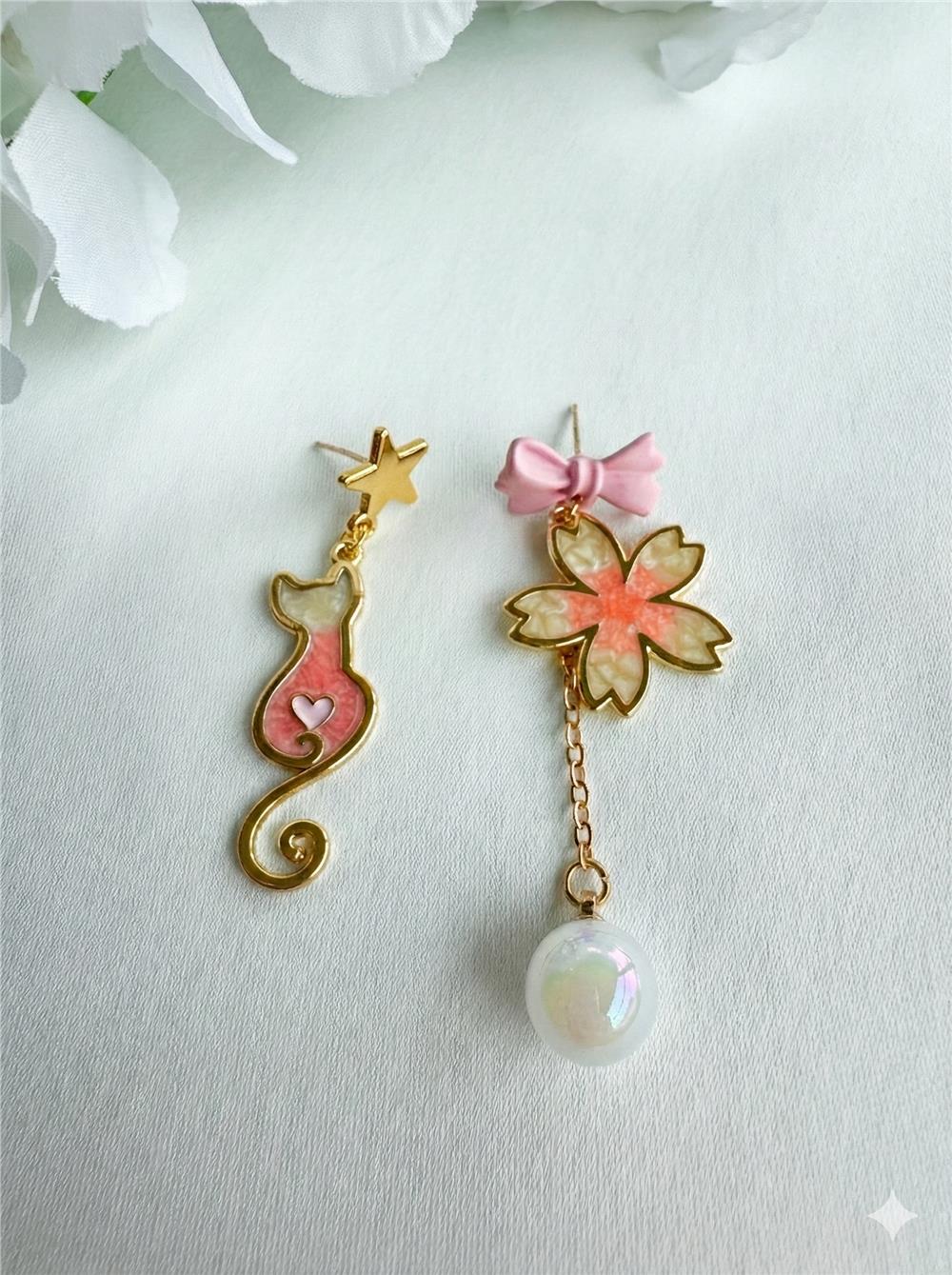 Asimetrik Pembe Kedi ve Kiraz Çiçeği Sallantılı İnci Küpe