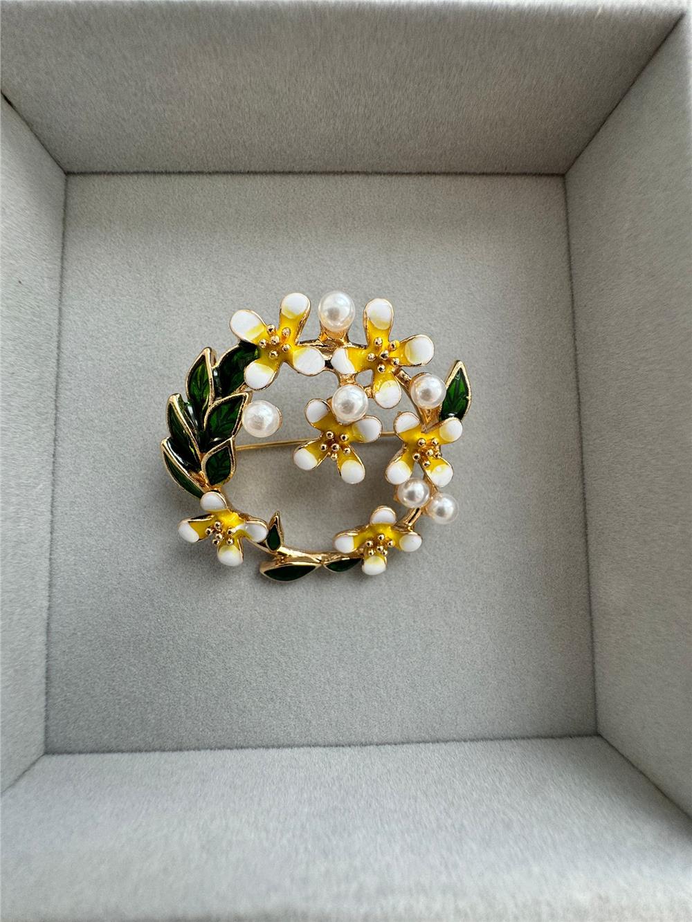 Beyaz Bahar Çiçekleri Broş