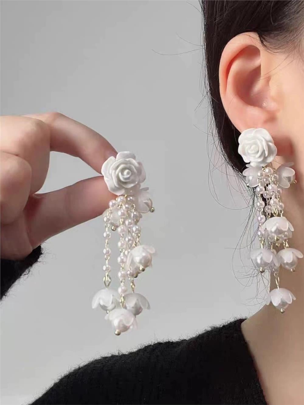 Beyaz Çiçekli İncili Sallantılı Tasarım Küpe
