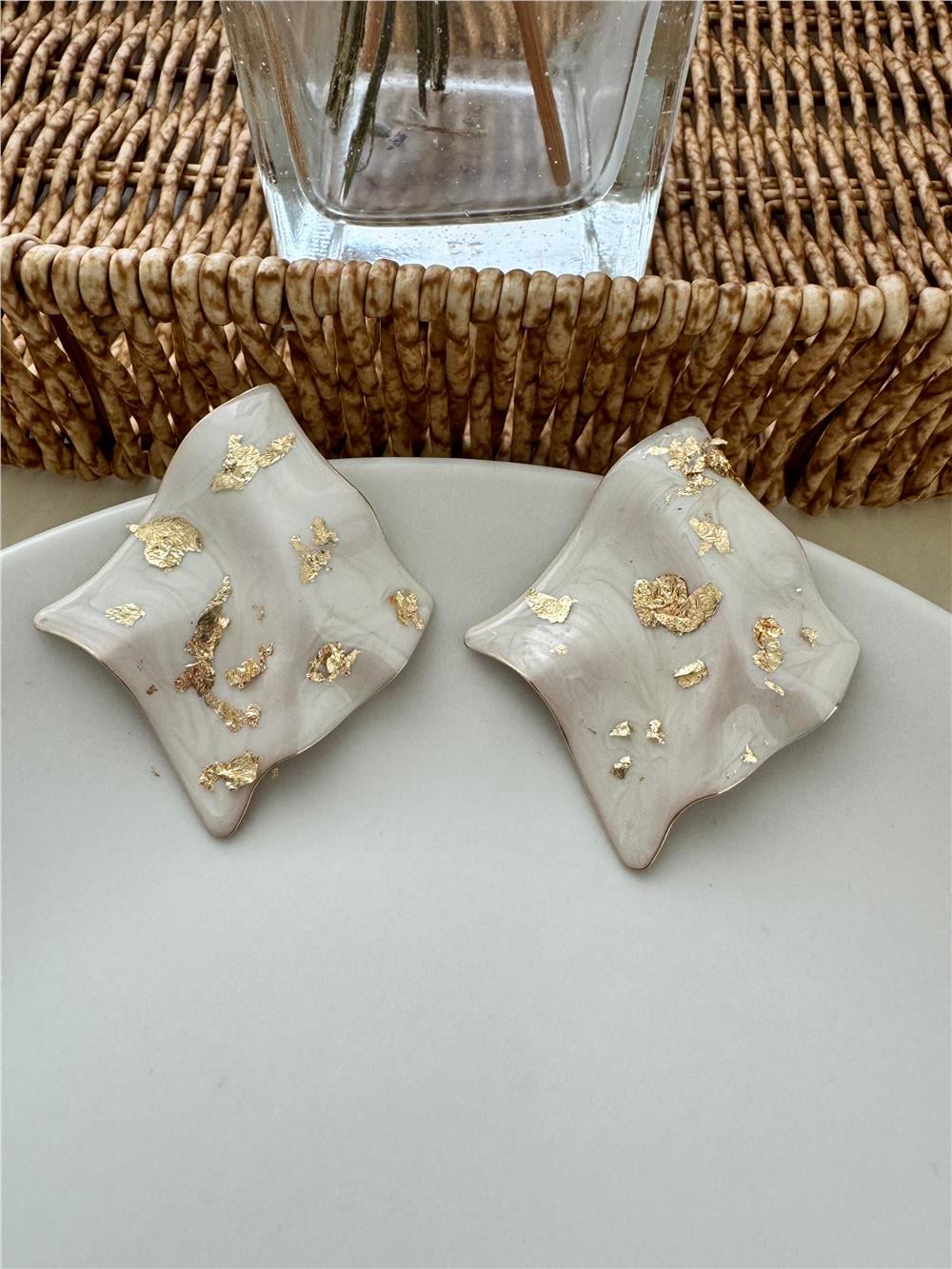 Beyaz Gold Yaldızlı Dalgalı Kare Küpe