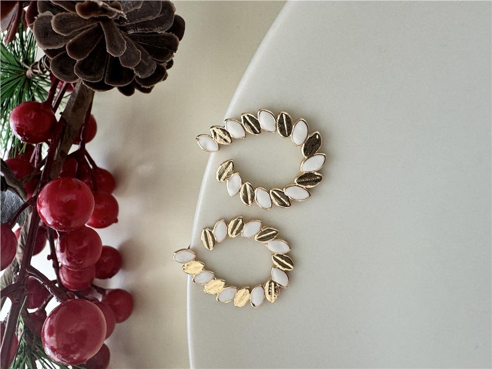 Beyaz Gold Yapraklı Kıvrık Küpe