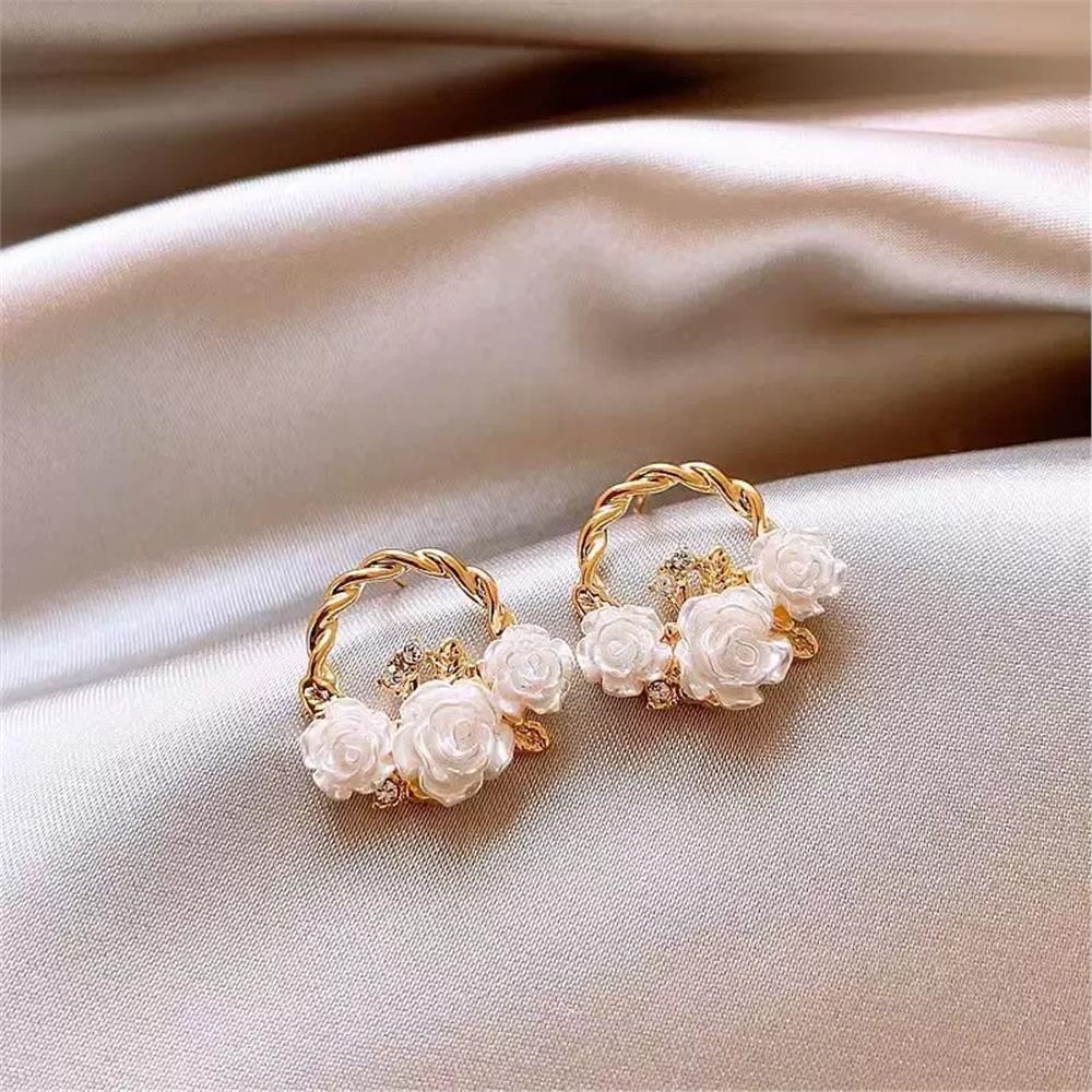 Beyaz Gül Figürlü Küpe