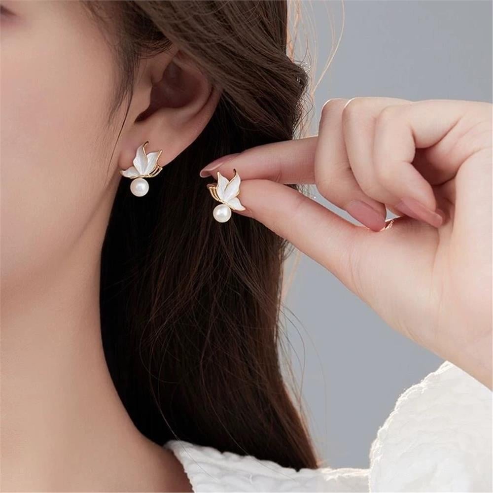 Beyaz İncili Mini Kelebek Küpe