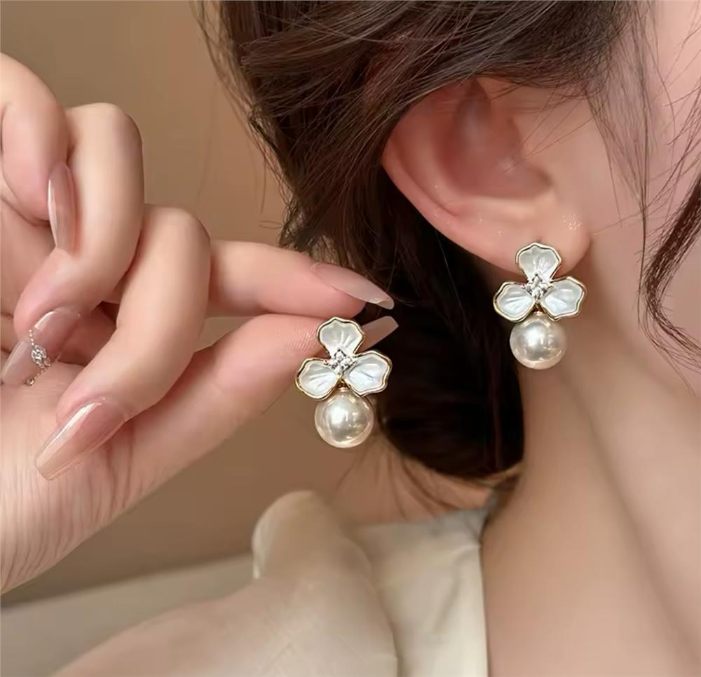 Beyaz İncili Mini Orkide Küpe