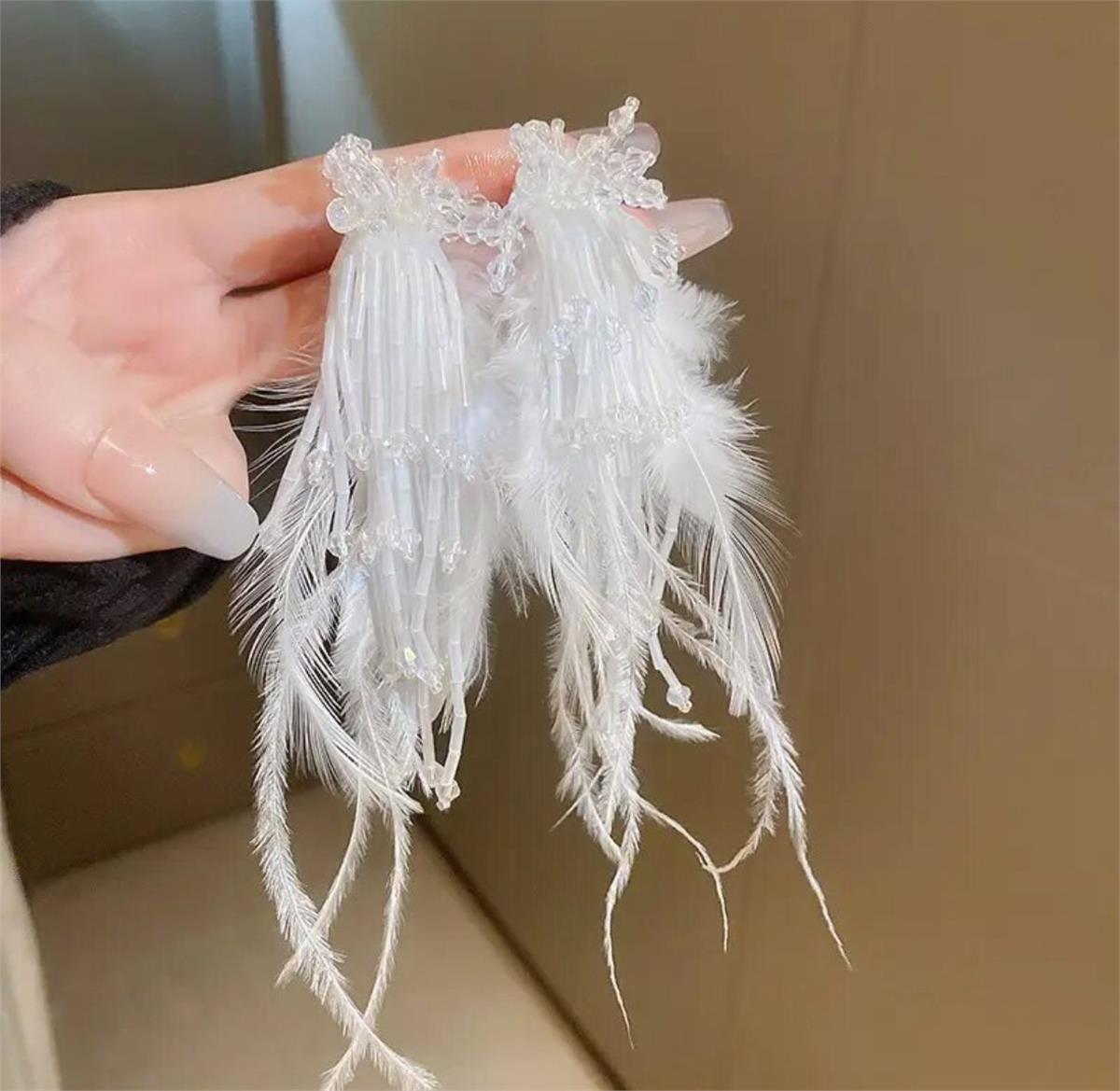 Beyaz Kristal ve Tüy İşlemeli Tasarım Küpe