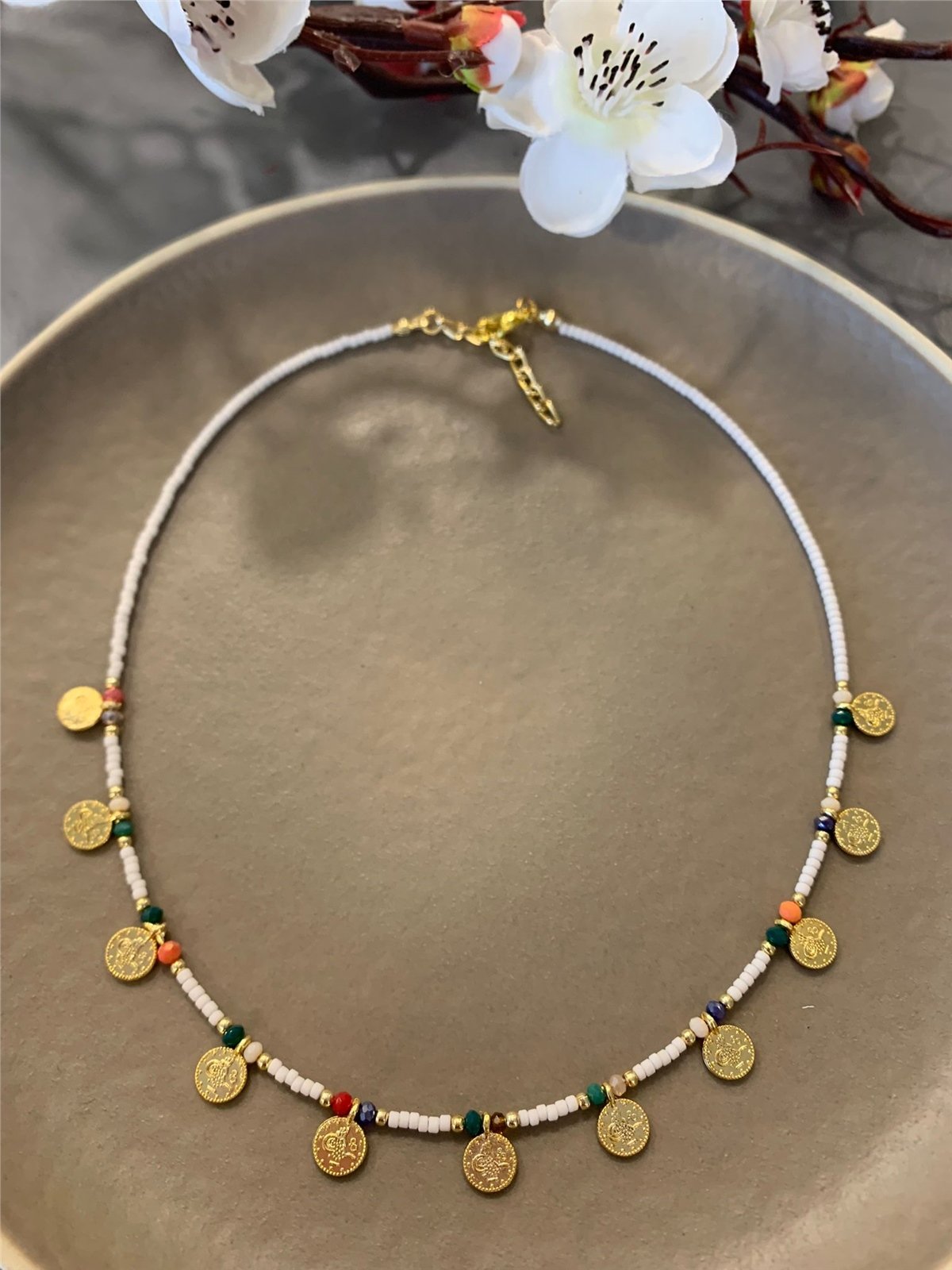 Beyaz Kum Boncuklu Gold Para Figürlü Etnik Kolye