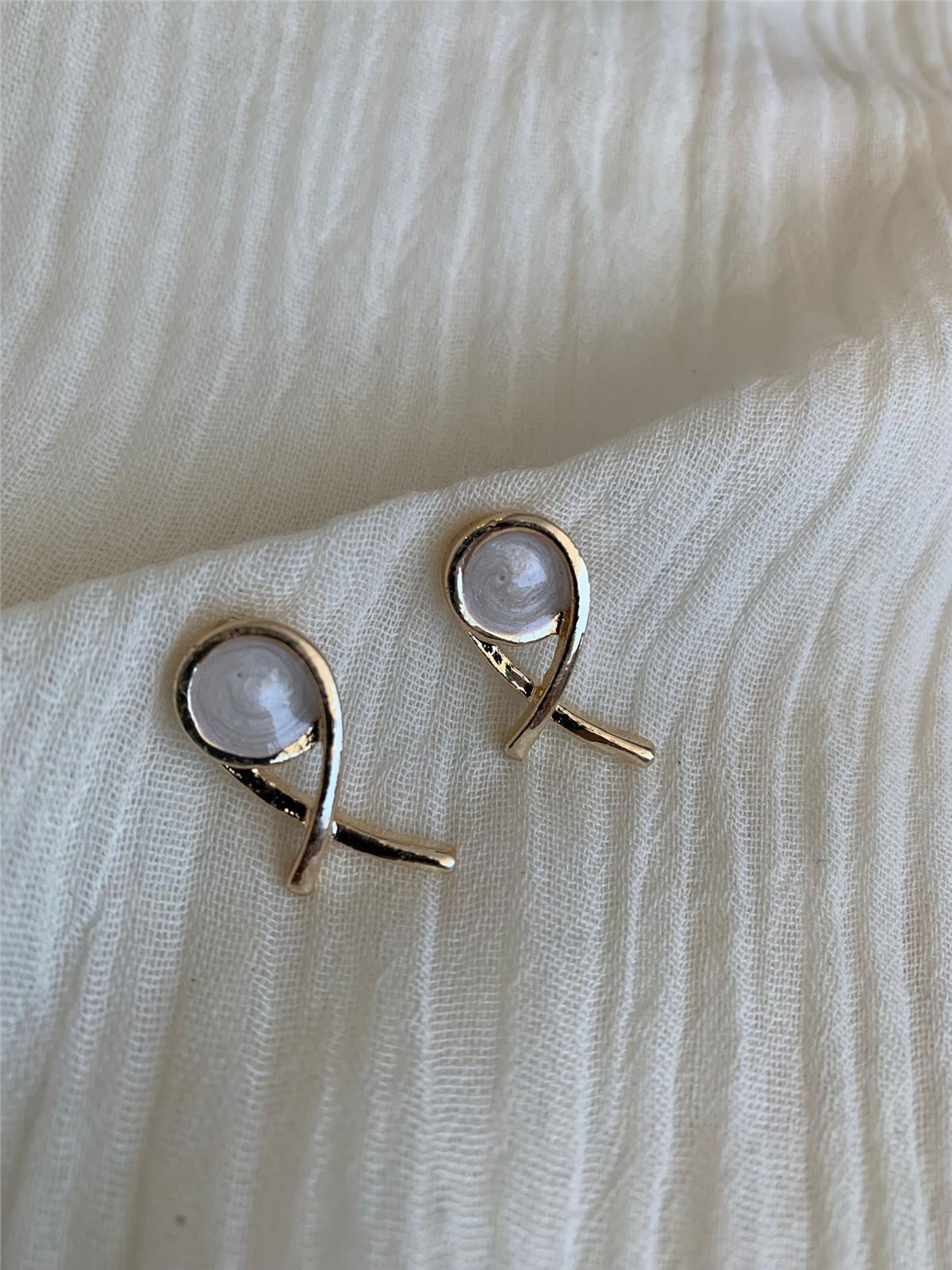 Beyaz Mineli Balık Küpe