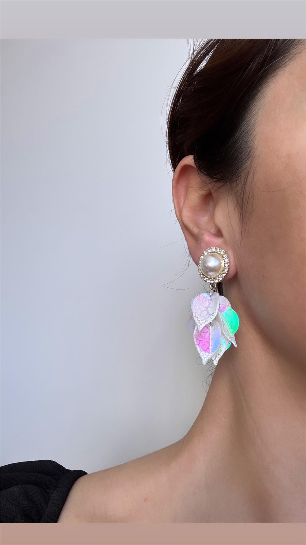 Beyaz Parlak Pullu Küpe