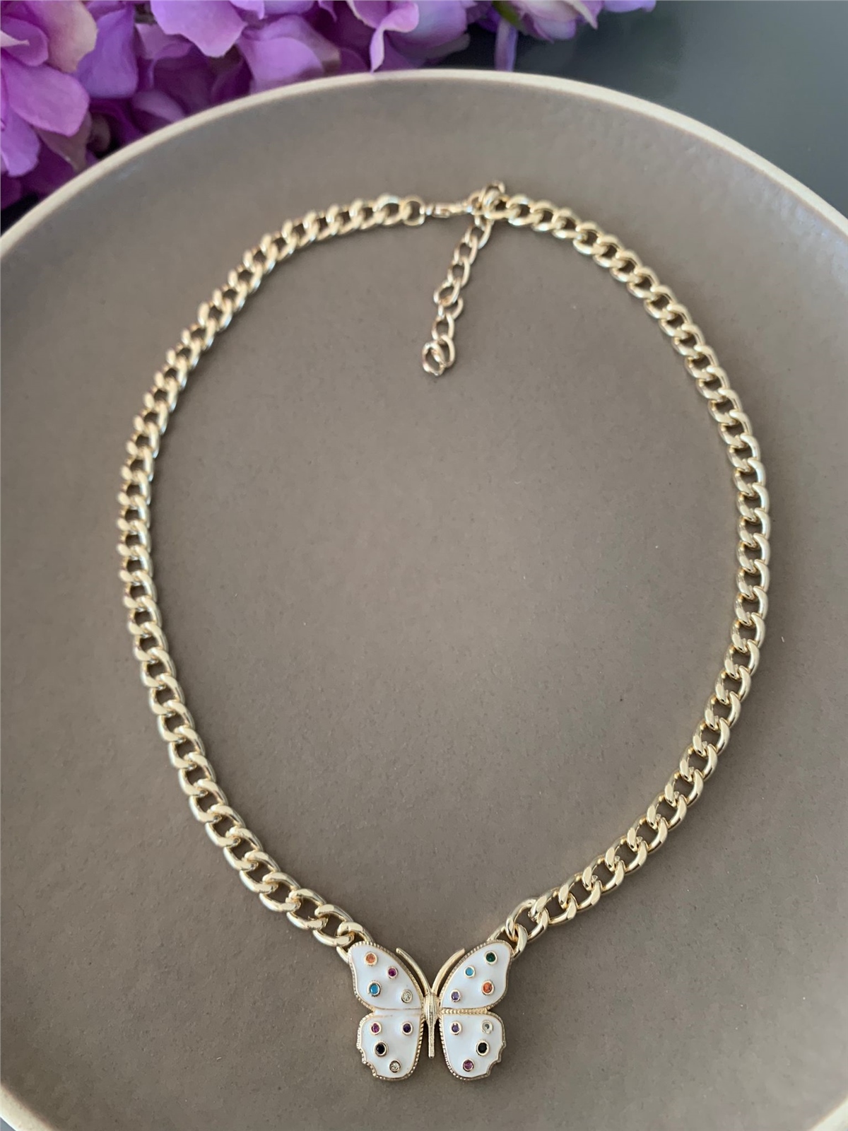 Beyaz Renkli Taşlı Kelebek Kolye