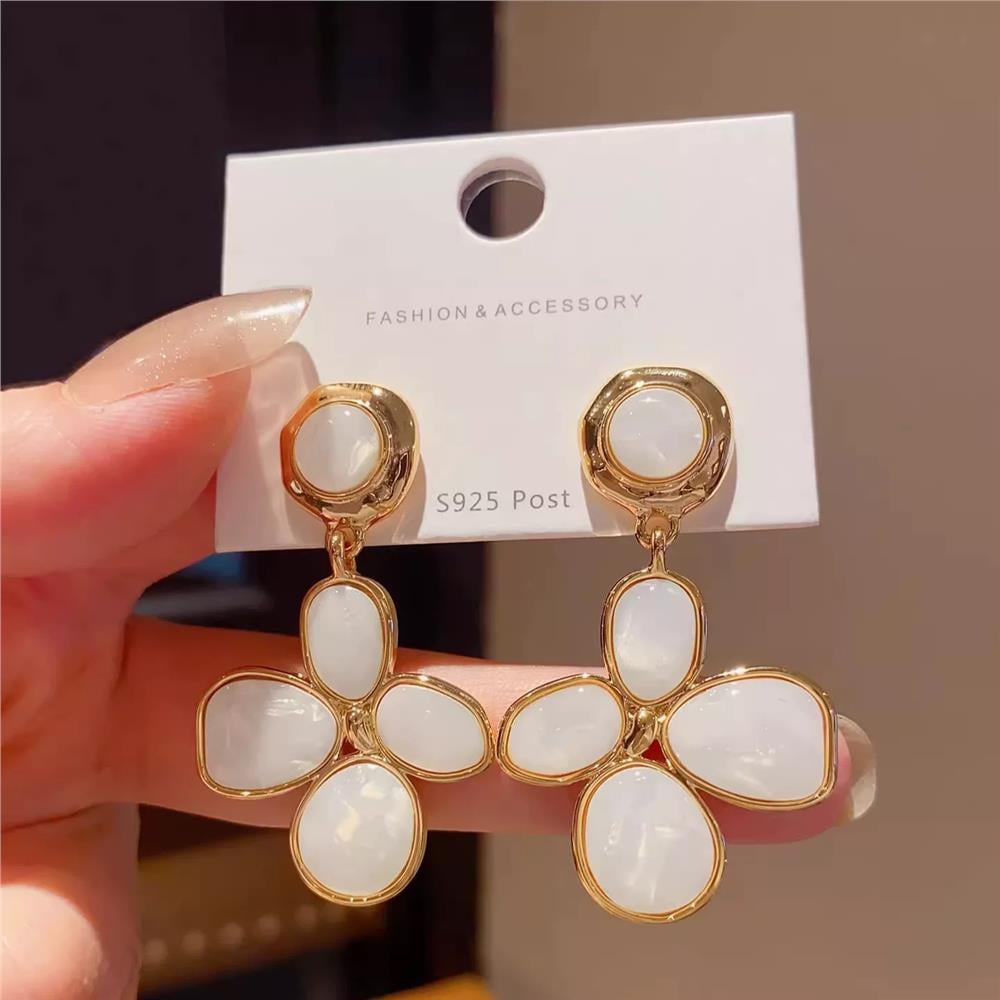 Beyaz Sedefli ve Gold Çerçeveli Yonca Çiçek Küpe