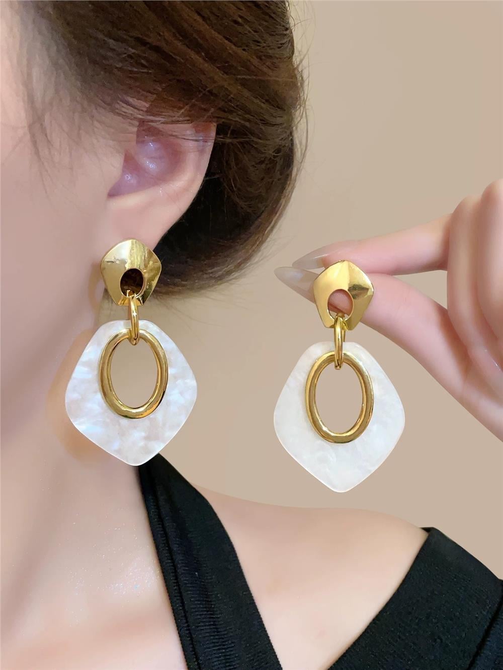 Beyaz Sedefli ve Gold Oval Halka Detaylı Küpe