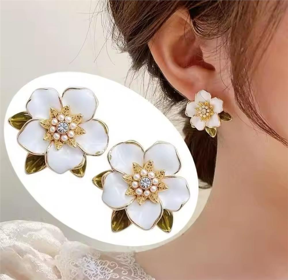 Beyaz Yeşil Yaprak Detaylı Çiçek Küpe