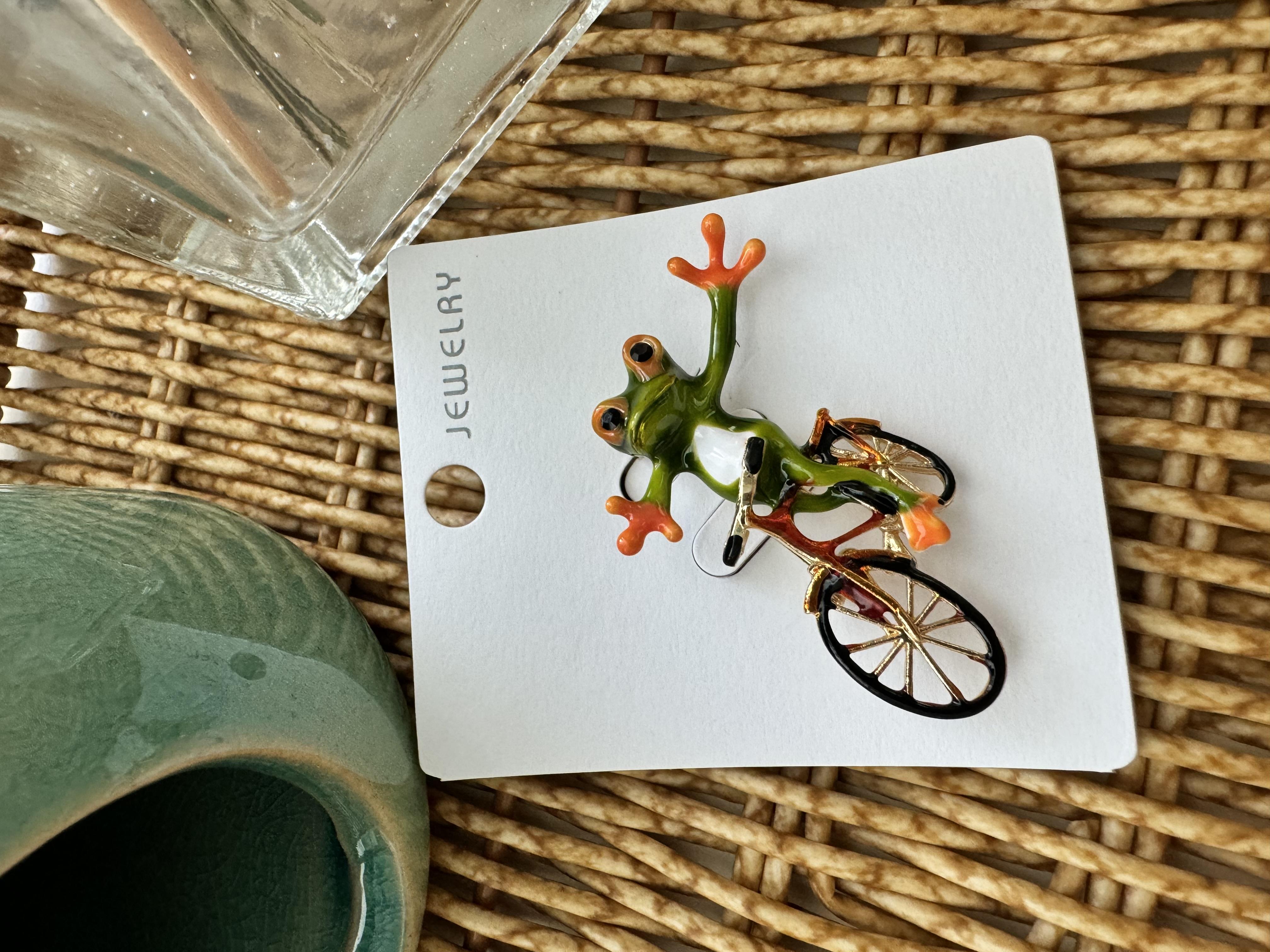 Bisiklete Binen Kurbağa Broş