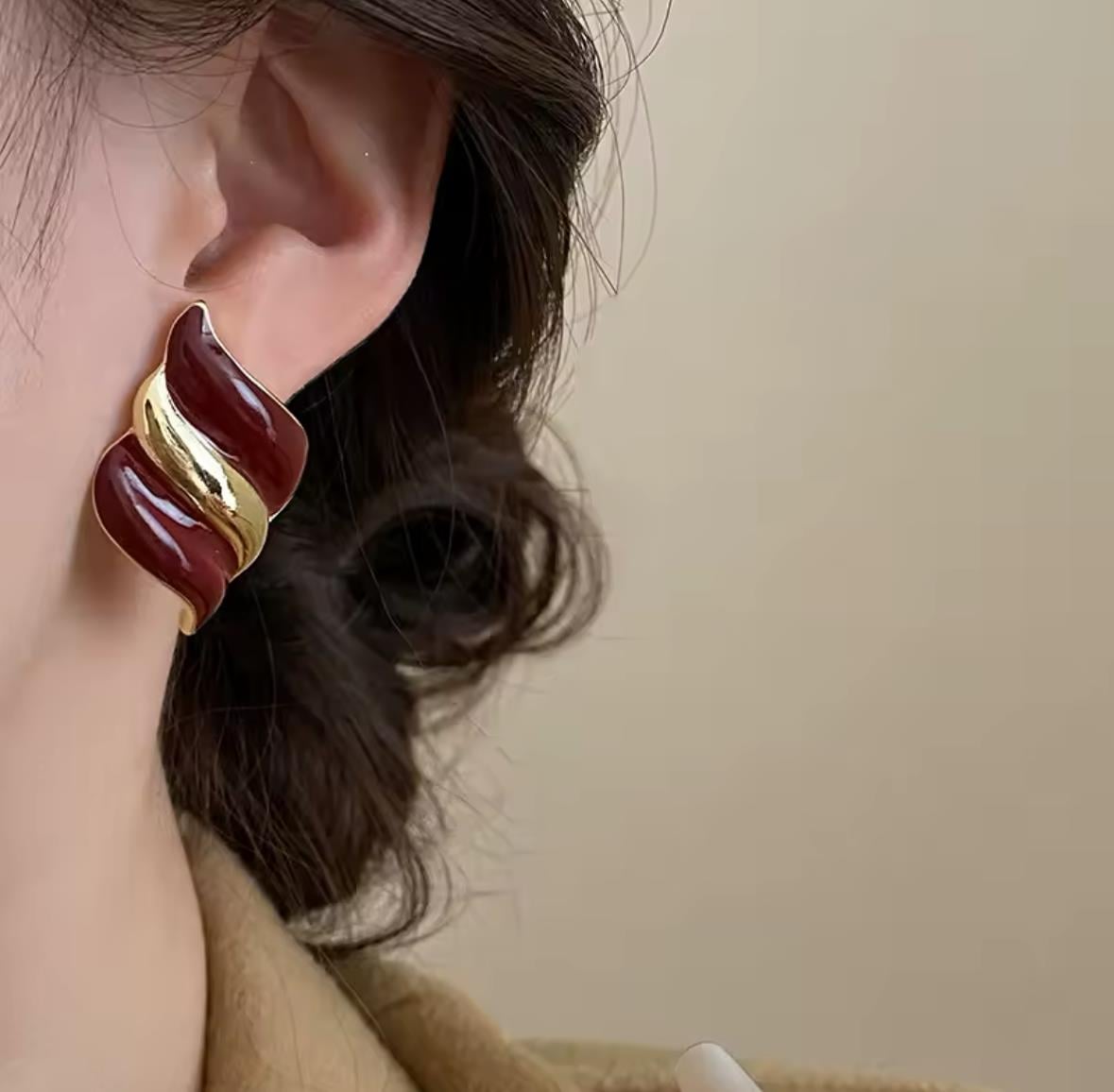 Bordo Gold Kıvrımlı Vintage Küpe