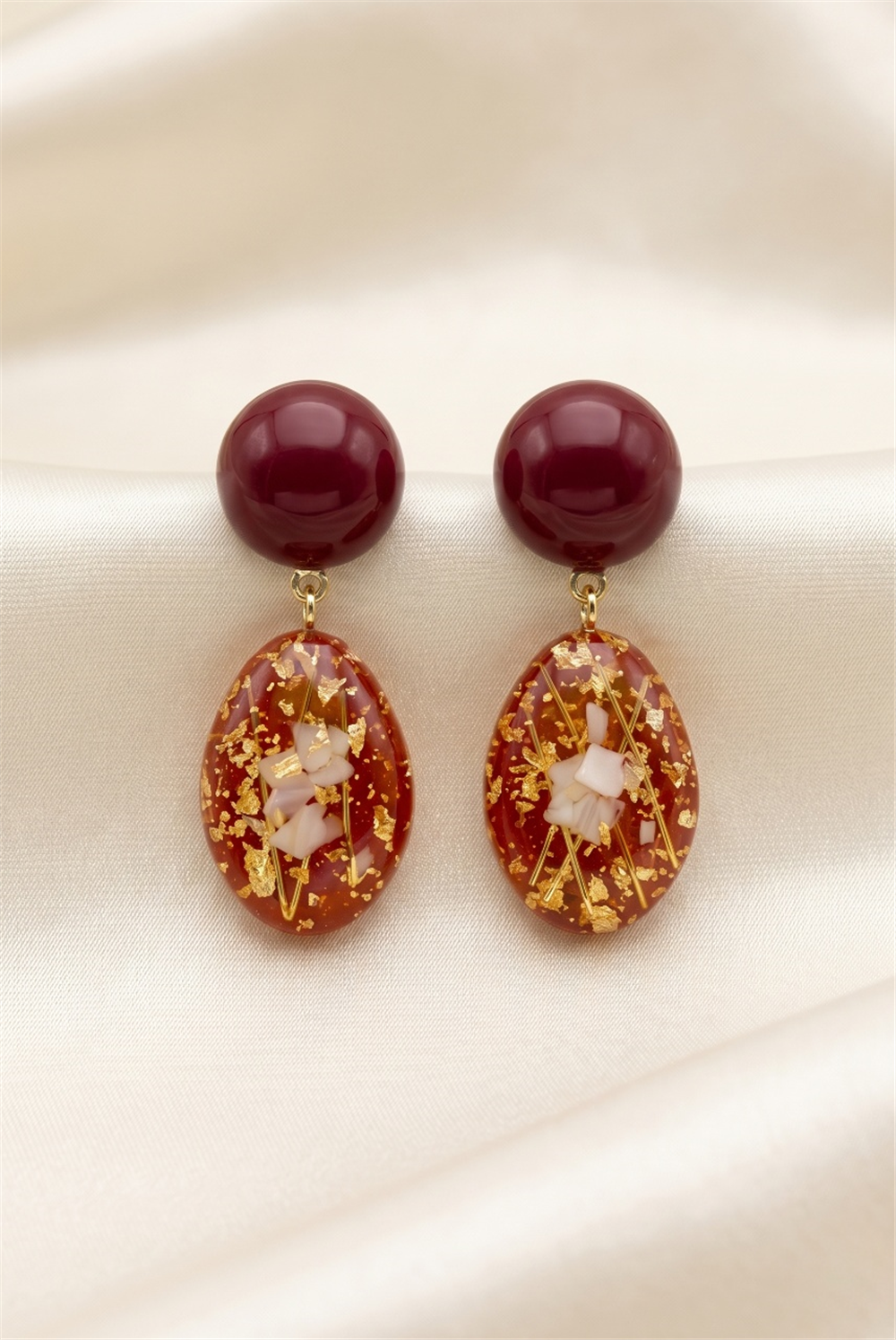 Bordo Gold Varaklı ve Sedef Detaylı Oval Sallantılı Reçine Küpe