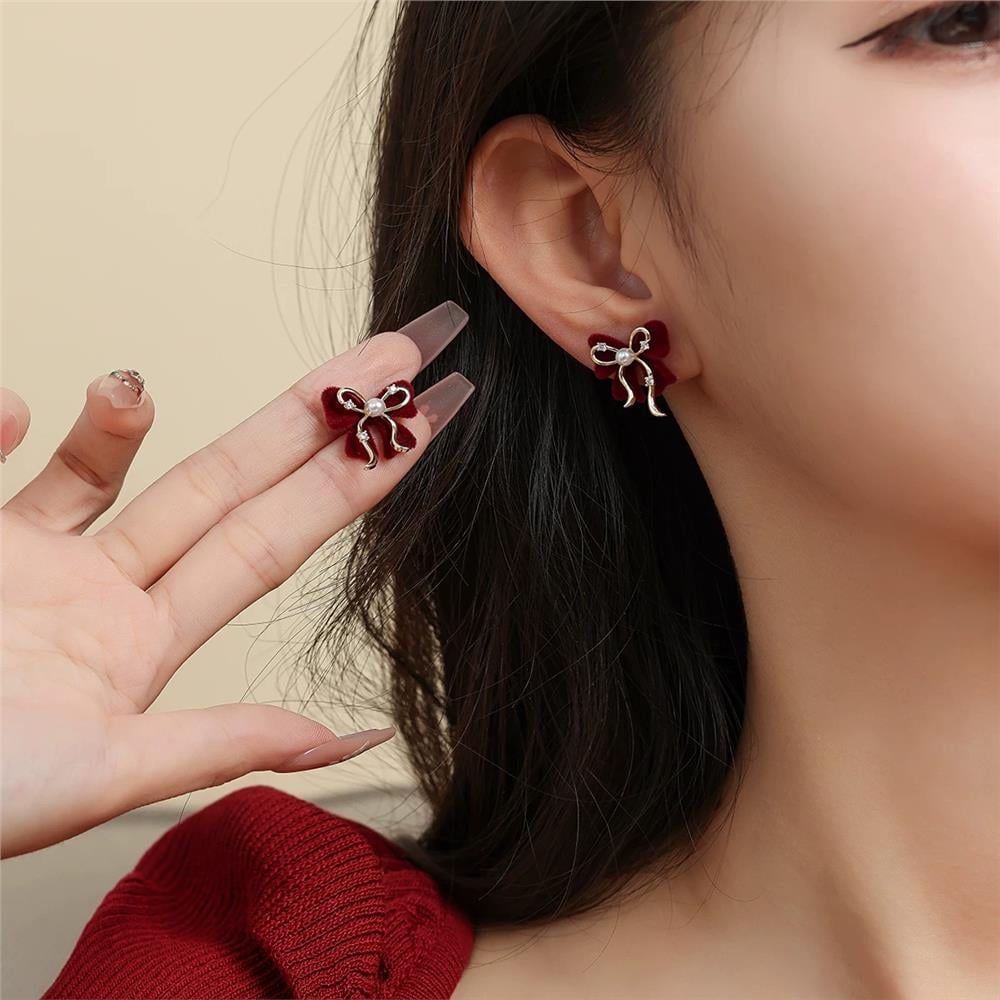 Bordo Kadife Fiyonk ve İnci Detaylı Küpe