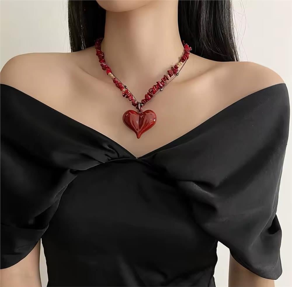 Bordo Kalp Figürlü Kırık Taşlı Kolye