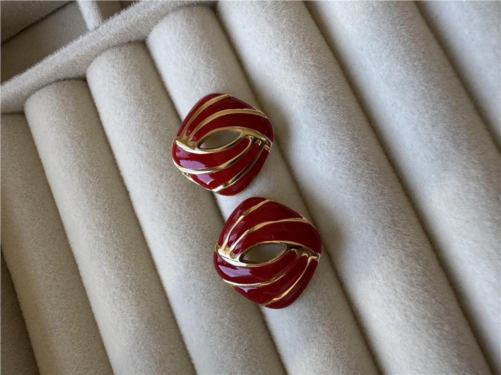 Bordo Kare Çelik Küpe