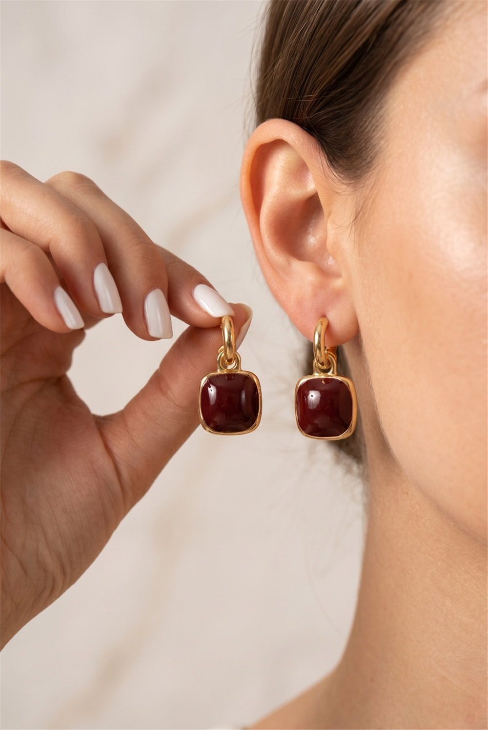 Bordo Kare Taşlı Gold Rengi Halka Detaylı Sallantılı Küpe