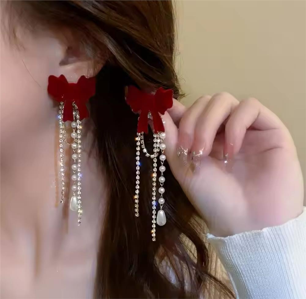 Bordo Sallantılı Taşlı İncili Kadife Fiyonk Küpe