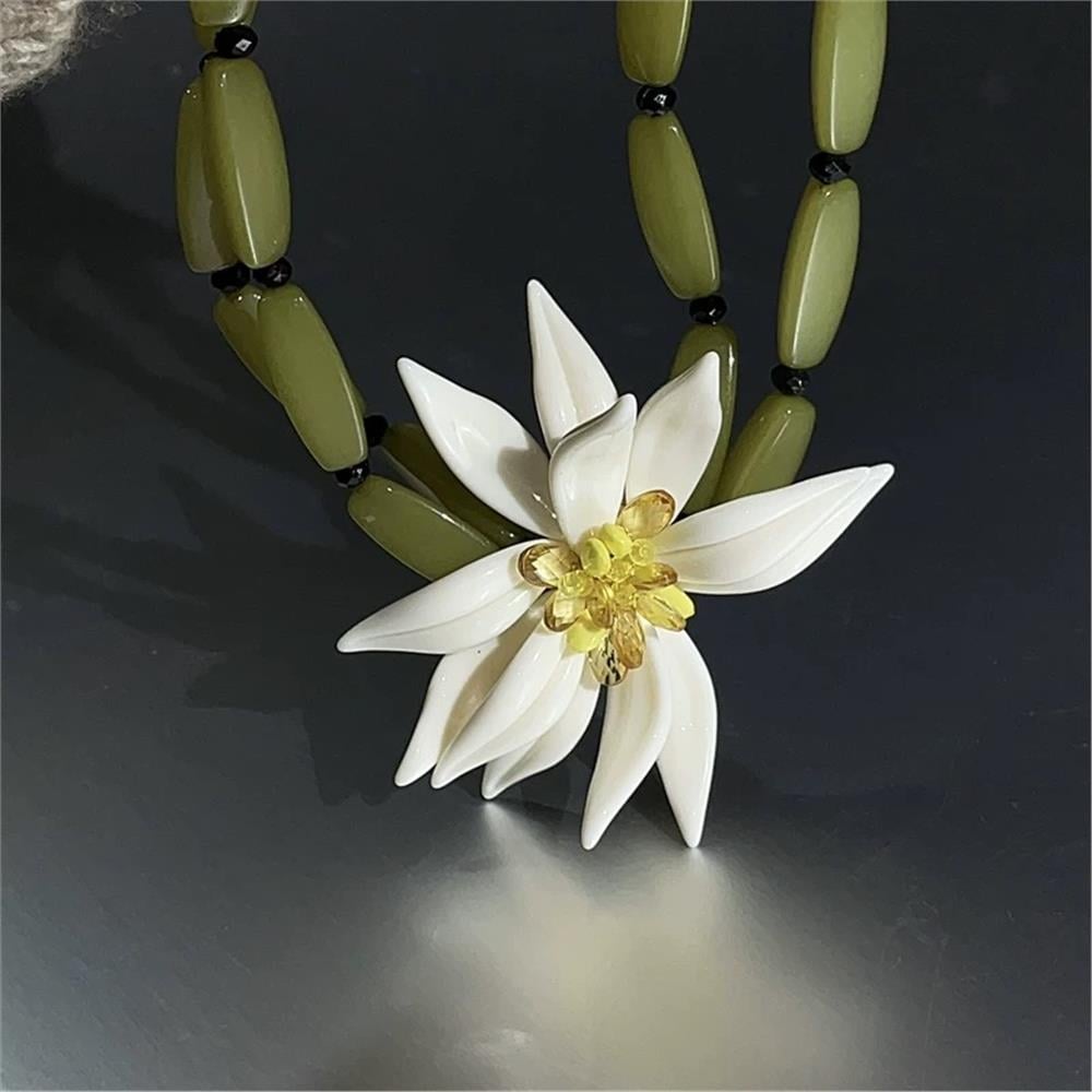 Büyük Krem Çiçekli Yağ Yeşili Boncuk Kolye