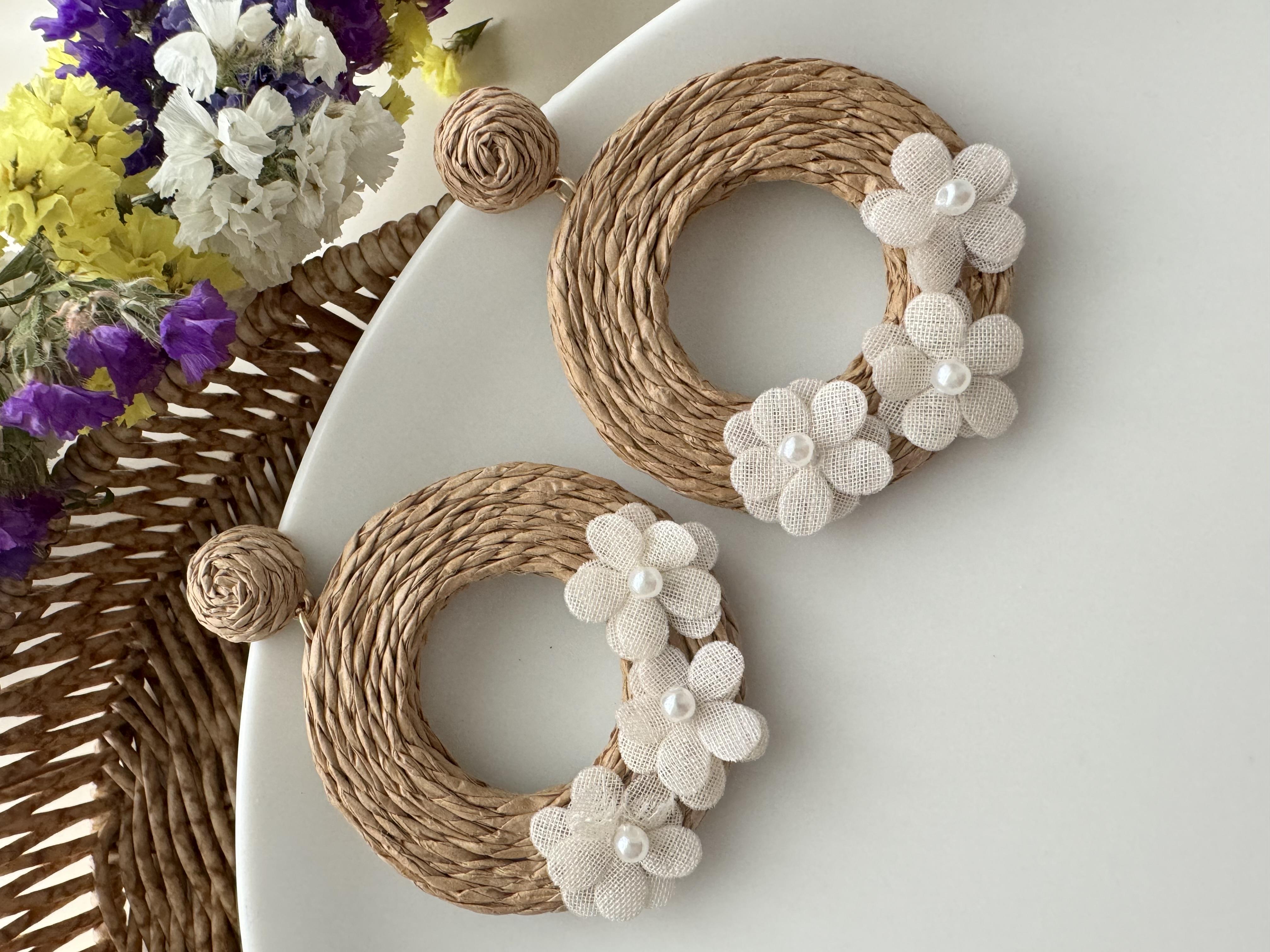 Çiçek İşlemeli Hasır Küpe