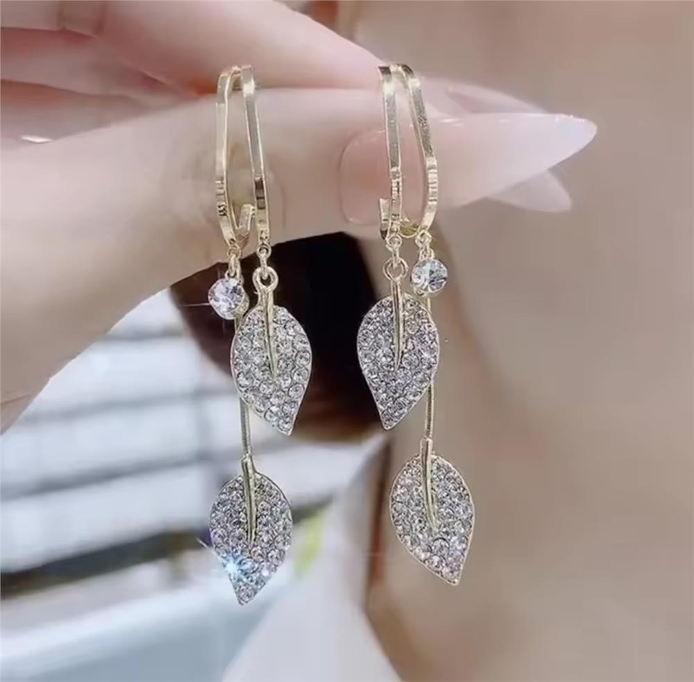 Çiftli Sallantılı Taşlı Yaprak Küpe