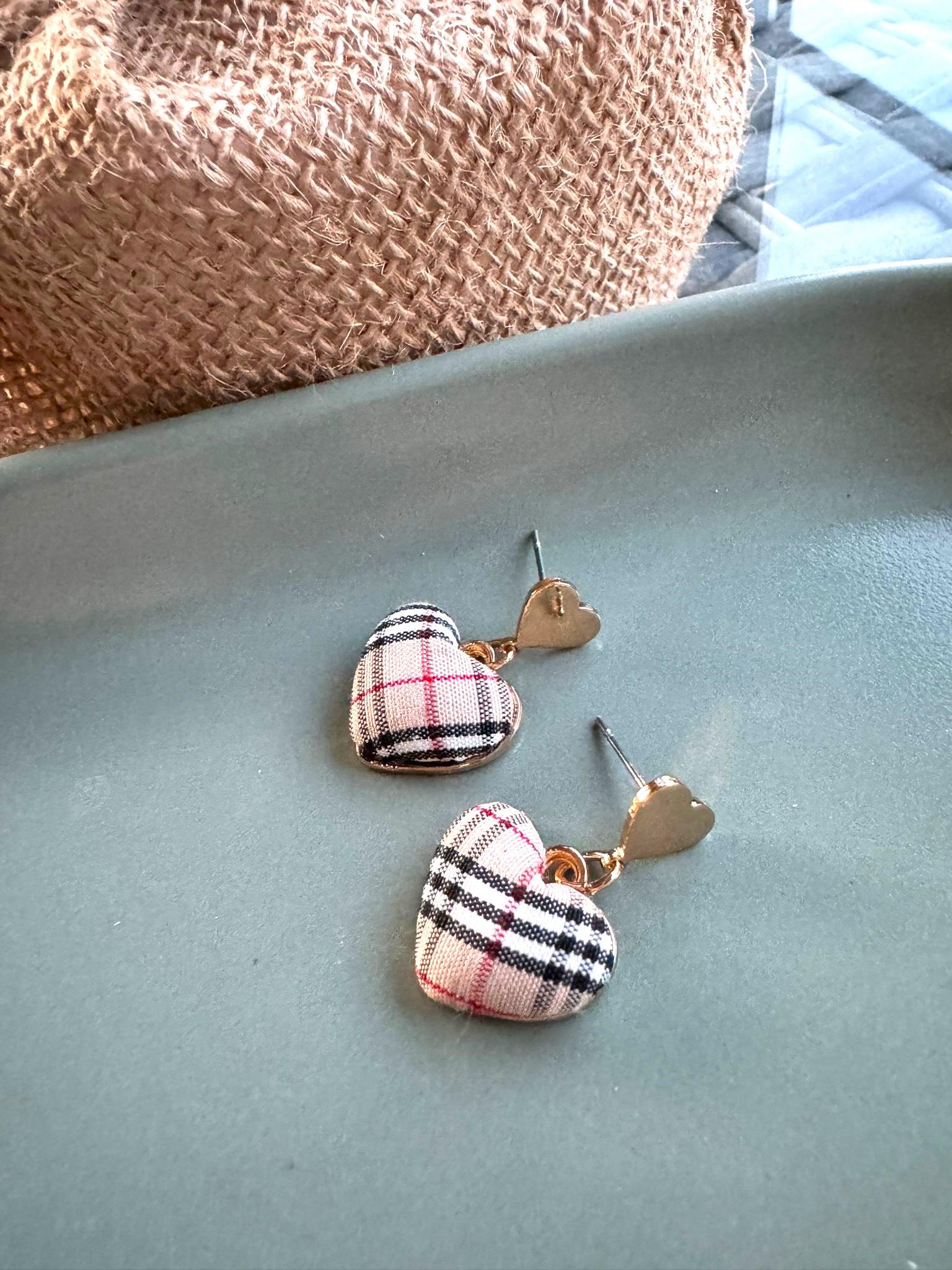 Çizgi Desenli Kalpli Küpe