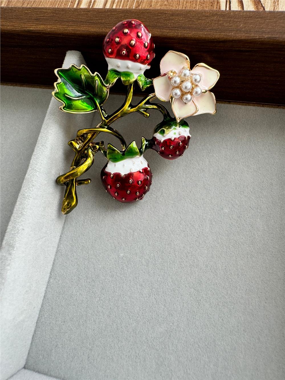 Dalında Çilekler Broş