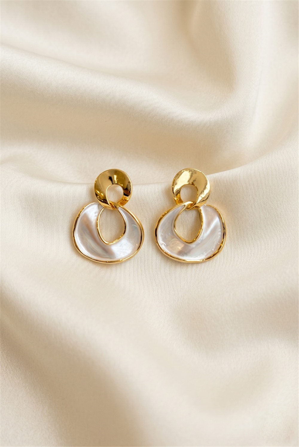 Ekru Sedefli Gold Rengi Düğüm Formlu Geometrik Vintage Küpe