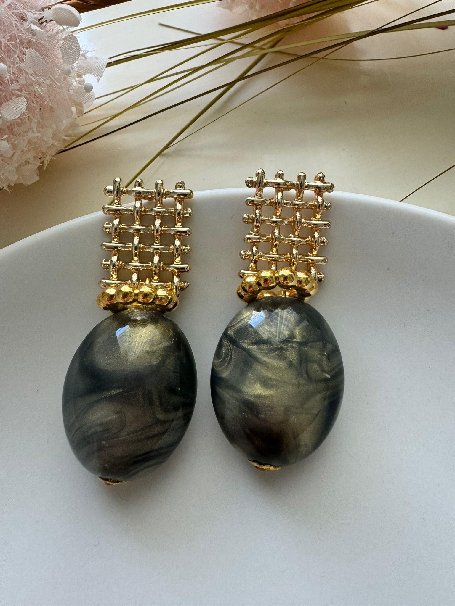 Füme Haki Alacalı Oval Boncuklu Gold Tasarım Küpe