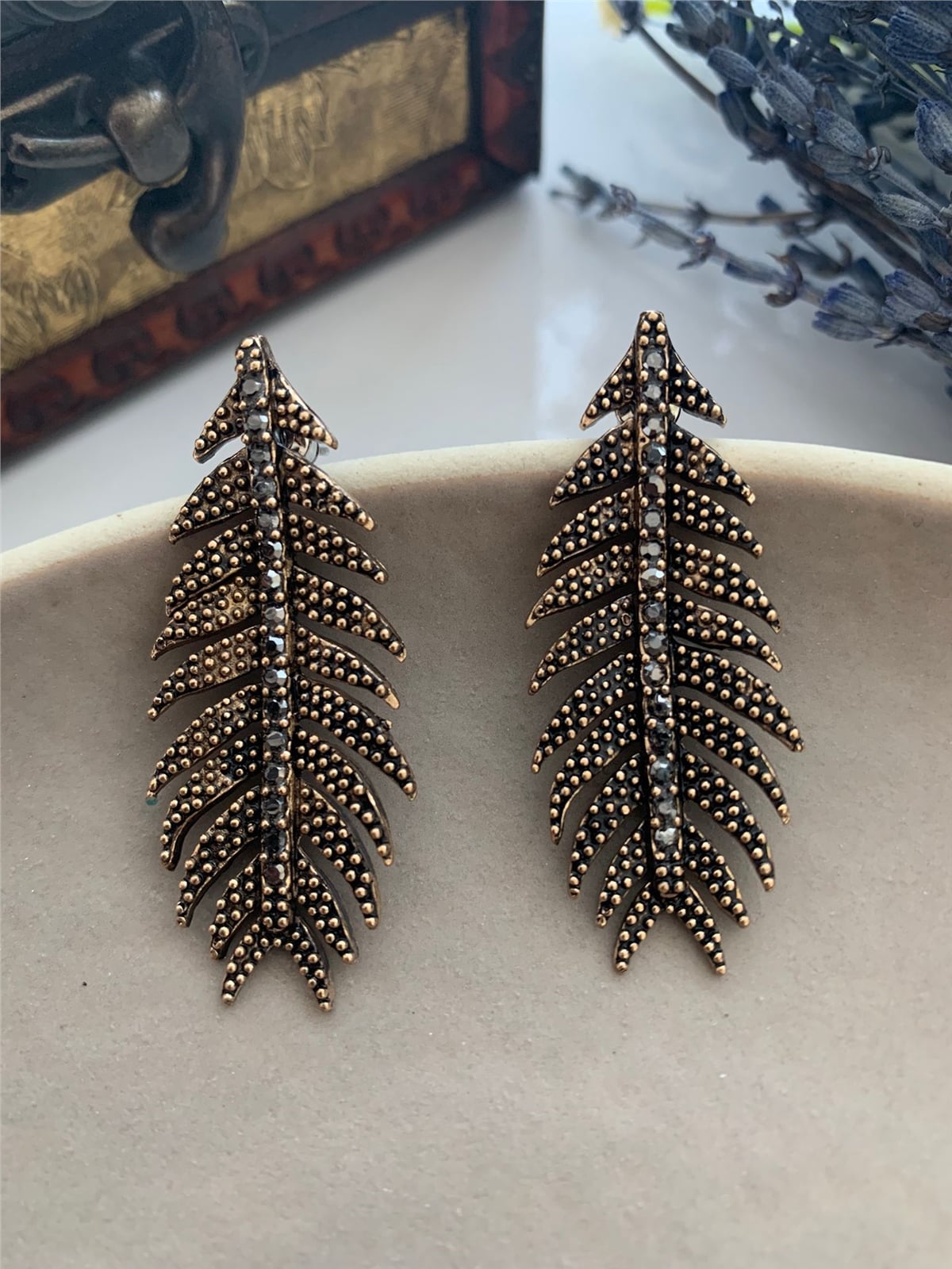 Füme Taşlı Bronz Yaprak Küpe