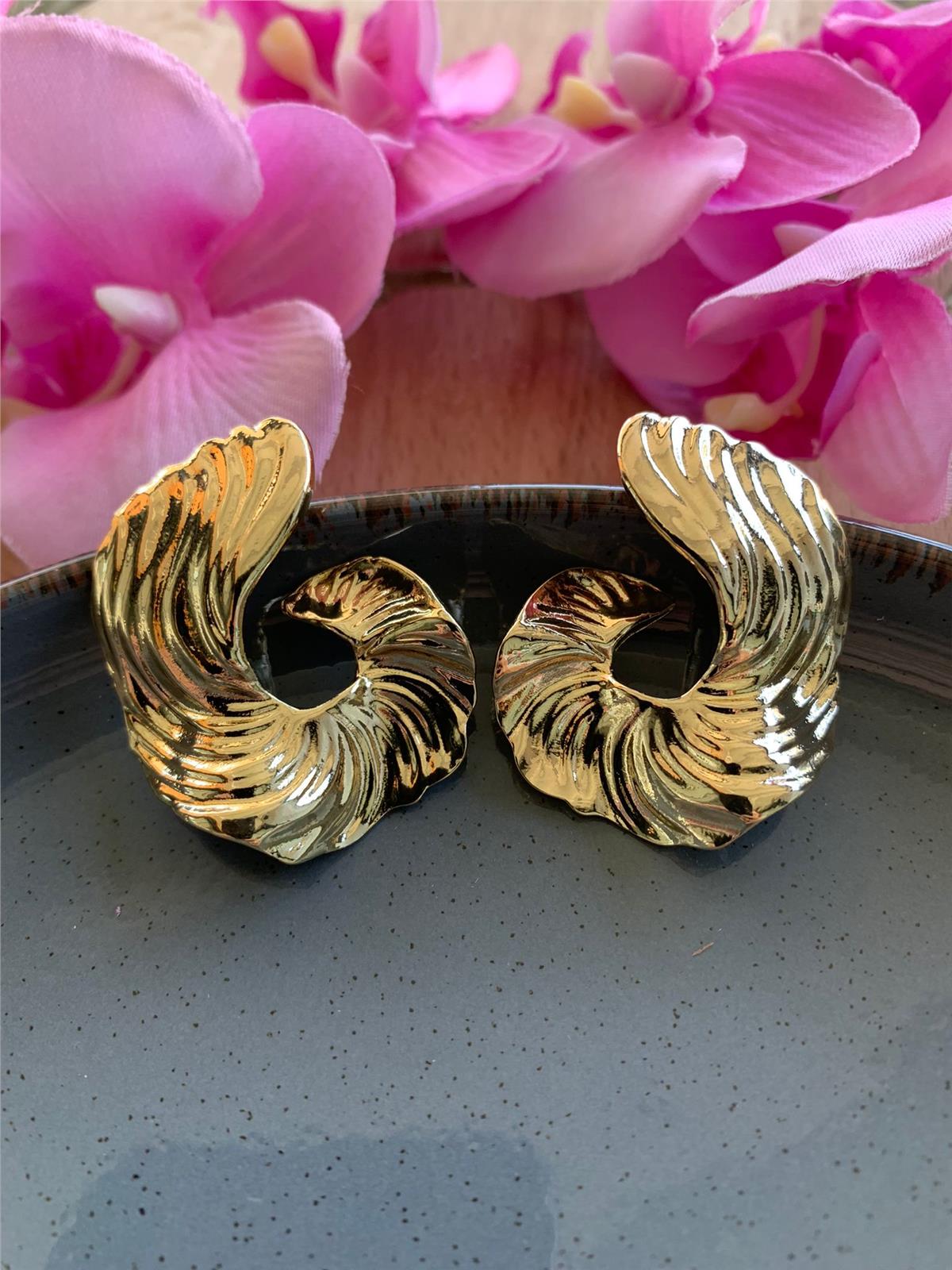 Geniş Dalgalı Kıvrık Küpe