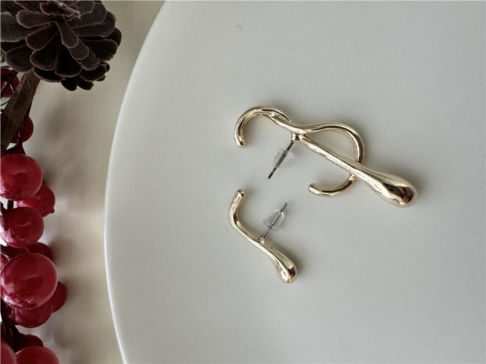 Gold Asimetrik Tasarım Küpe