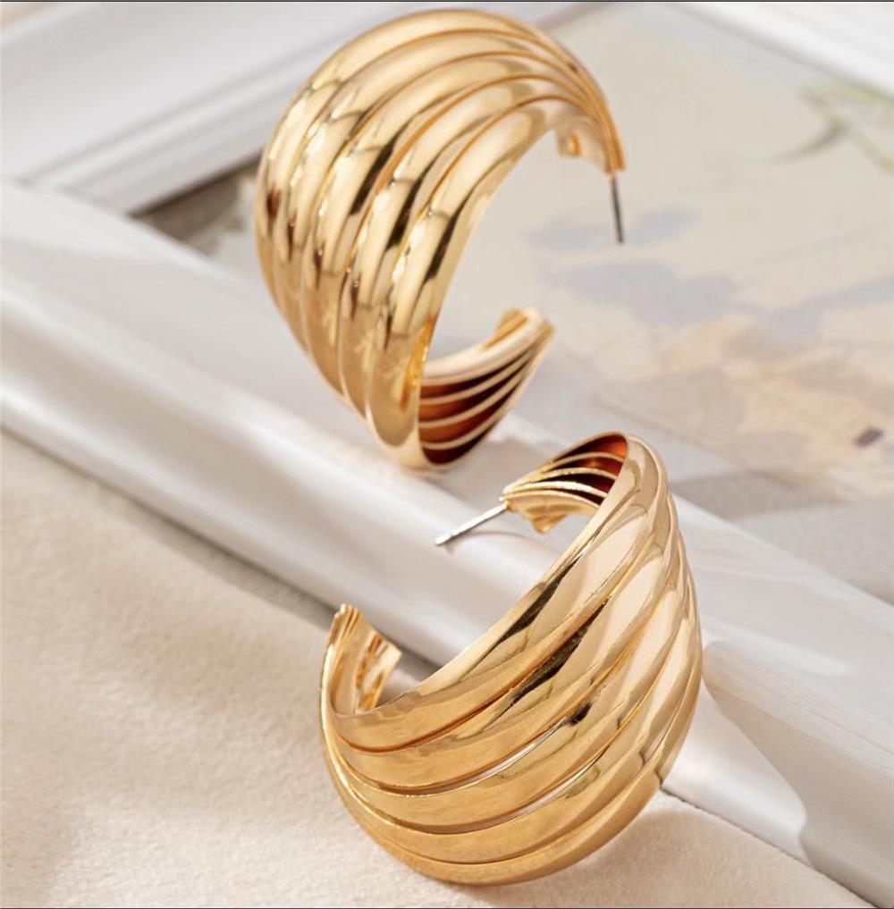 Gold Büyük Kıvrımlı Halka Küpe