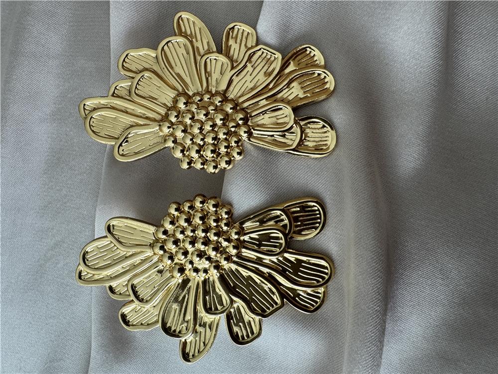 Gold Büyük Yarım Çiçek Çelik Küpe