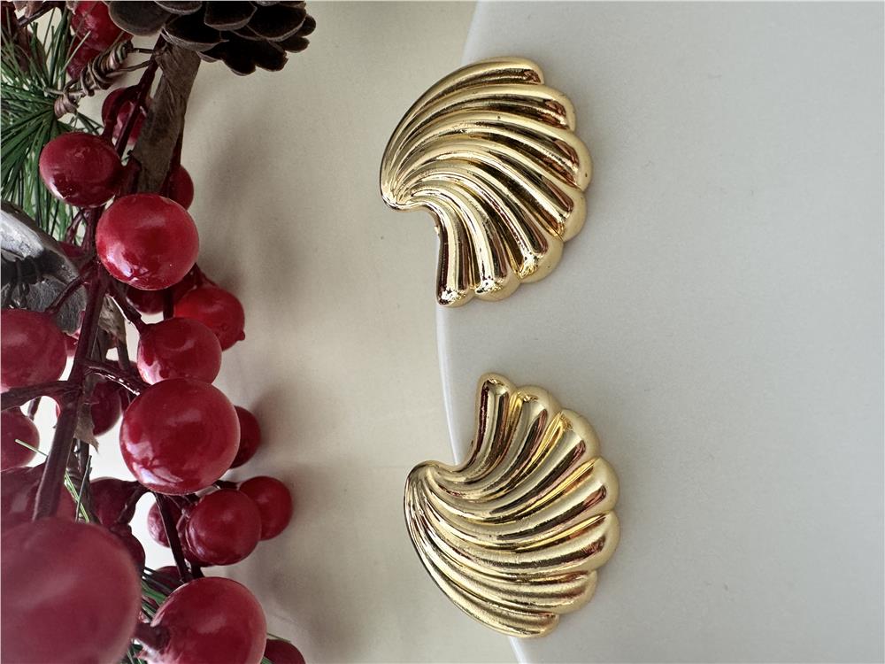 Gold Çizgili Kıvrımlı Küpe