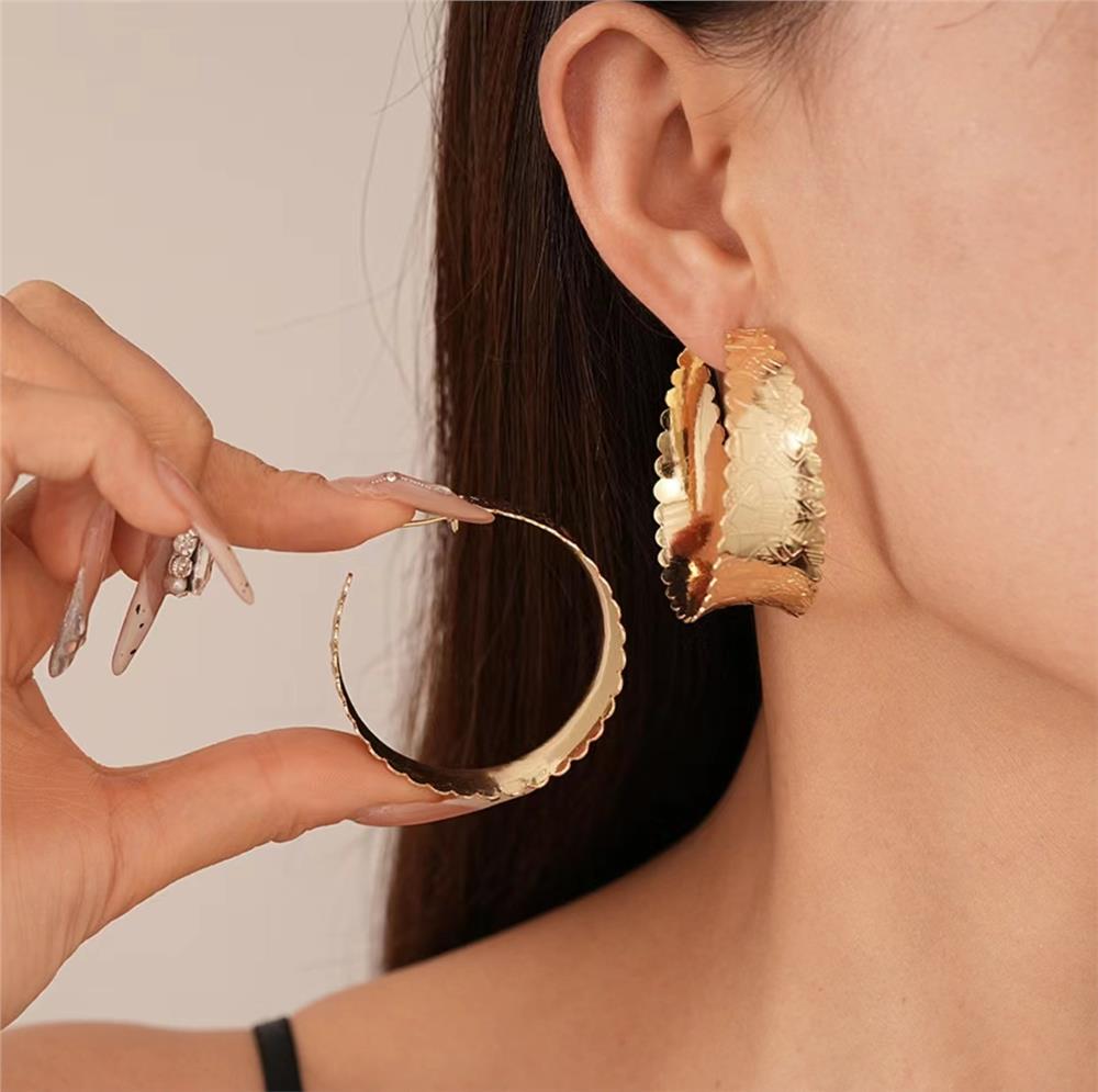 Gold Fırfırlı Büyük Halka Küpe