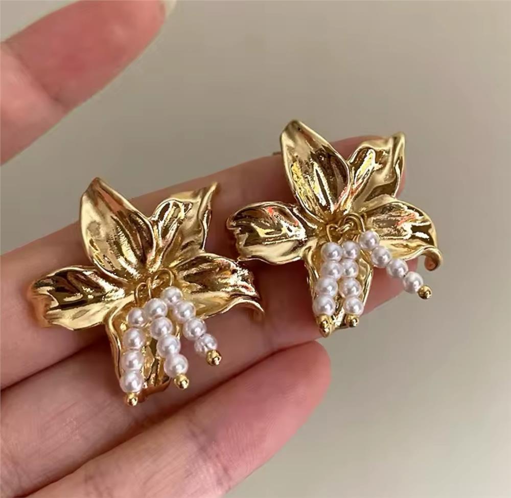 Gold İnci Sallantılı Çiçek Küpe