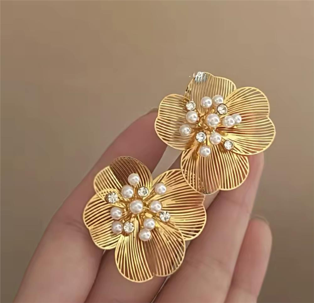 Gold İncili Plaka Çiçek Küpe