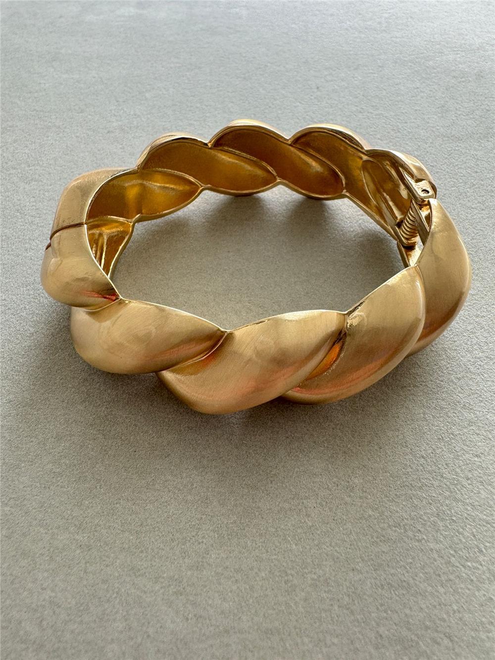 Gold Kalın Mat Sarmal Kelepçe Bileklik