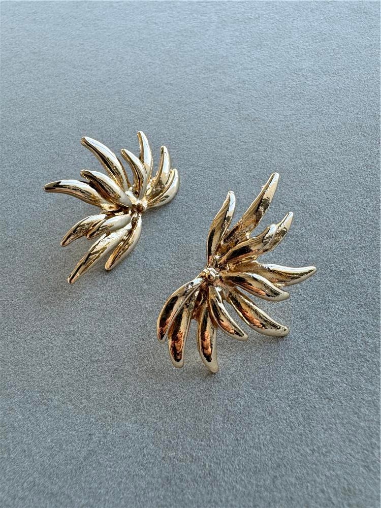 Gold Kıvrımlı Yarım Küpe