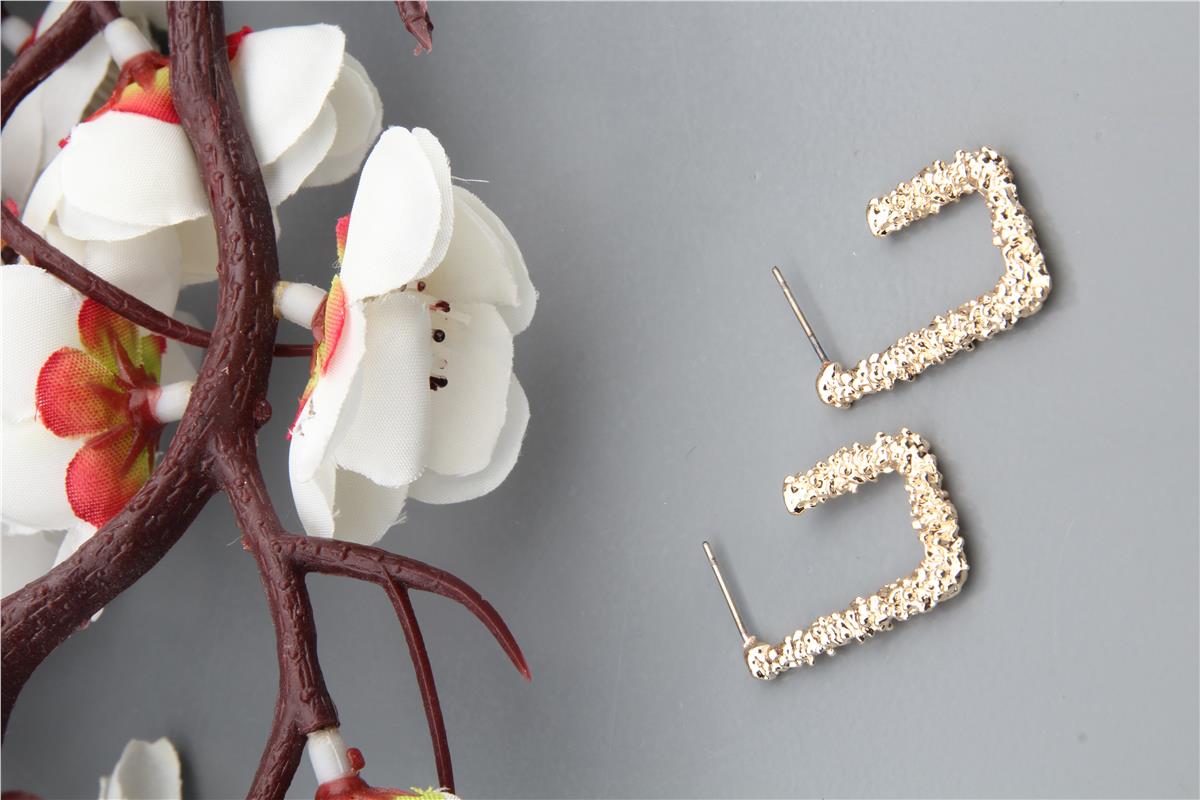 Gold Köşeli Dokulu Halka Küpe