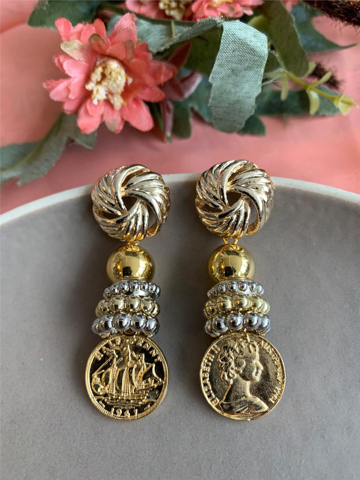 Gold Madalyonlu Tasarım Küpe